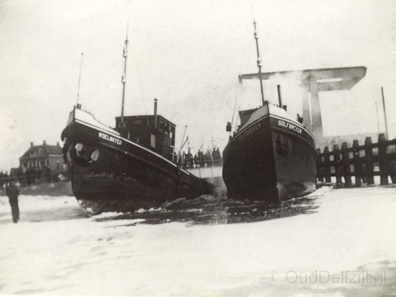 Eemskanaal sleepboten Golbreker en Woelwater aan het ijsbrek.jpg